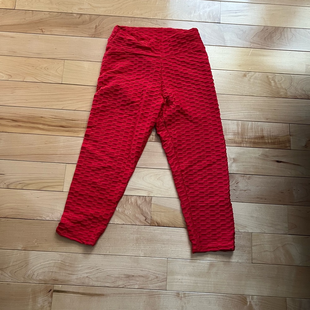 Size S red textured CROPPED leggings with butt scrunching